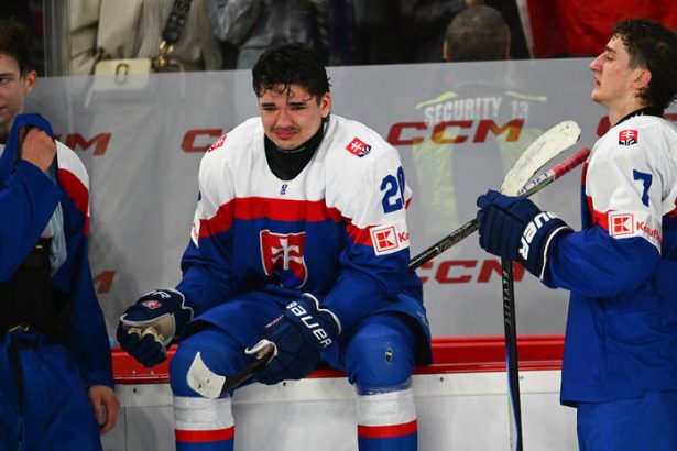 Este nedavno im hovorili ze su slabym rocnikom odpisiovani tinedzeri zo Slovenska sa vzopreli prognozam a uchvatili hokejovy svet