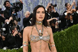 Ruska kraska Shayk ako najvyzlecenjsia hviezda MET Gala Prsia zakrylo len par kamienkov ale nebola jedina Donaha sli aj tieto damy