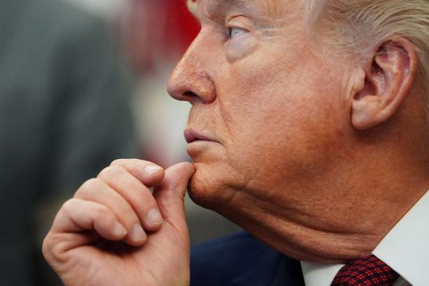 Trump eskaluje konflikt s Nemeckom Hrozi dalsim stahovanim americkych vojakov cla ohrozuju nemecky priemysel
