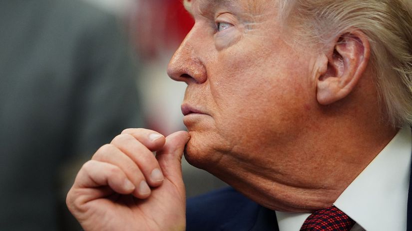 Trump eskaluje konflikt s Nemeckom Hrozi dalsim stahovanim americkych vojakov cla ohrozuju nemecky priemysel