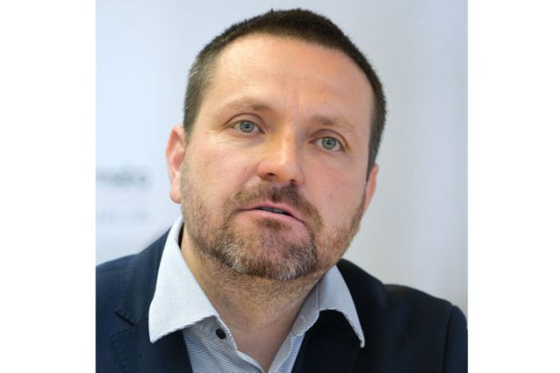 V Nitrianskom kraji to vrie Predseda kulturnej komisie predava knihu v ktorej je Slovensko oznacene ako Felvidek