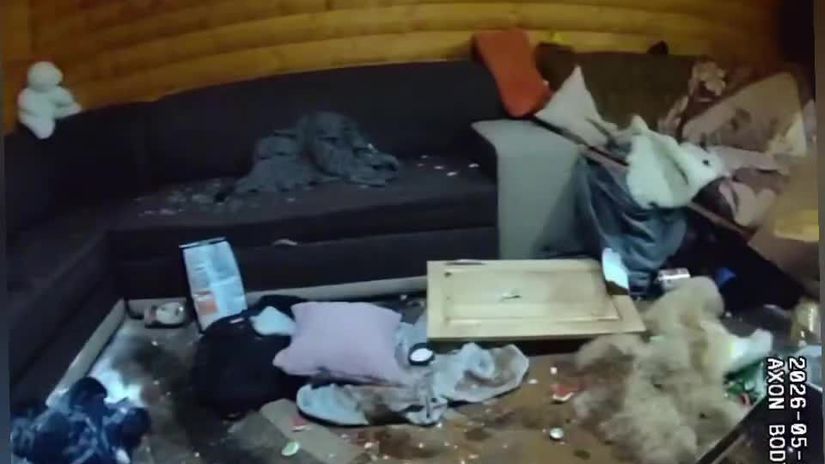 VIDEO Na Orave sa agresivny mladik so sekerou spraval nebezpecne Kamarati pred nim skakali z balkona zranil aj svoju matku