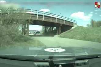 VIDEO Sialena nahanacka aku len tak neuvidite Mladik pred policiou unikal ako zmyslov zbaveny