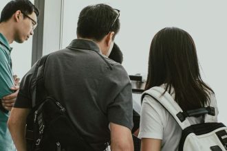 bizarny objav na letisku tinedzerka si na telo prilepila desiatky zivych byto Fan chcela ich prepasovat