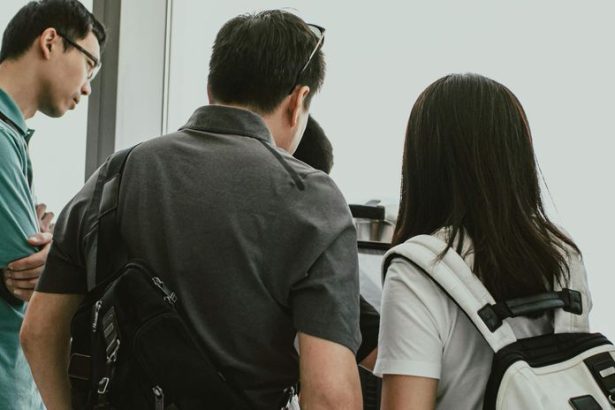 bizarny objav na letisku tinedzerka si na telo prilepila desiatky zivych byto Fan chcela ich prepasovat