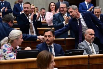 prepichnute pneumatiky a rozbite auto ako by sa s utokmi na poslancov roztrhlo vrece co sa za tim skryva
