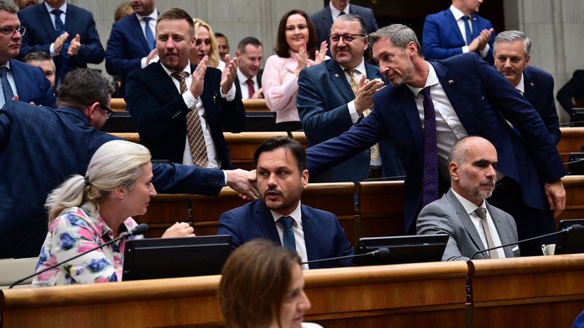 prepichnute pneumatiky a rozbite auto ako by sa s utokmi na poslancov roztrhlo vrece co sa za tim skryva