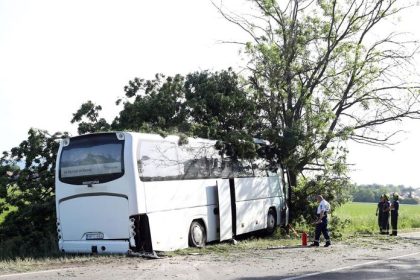 tragicka cesta na sutaz v madarsku havaroval autobus s mladymi sportovcami vodic neprezil nehodu