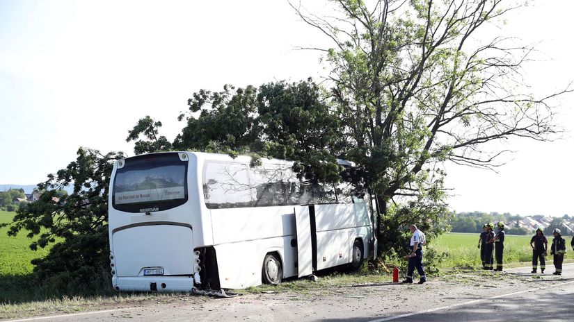 tragicka cesta na sutaz v madarsku havaroval autobus s mladymi sportovcami vodic neprezil nehodu
