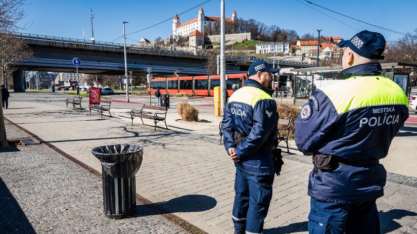 video slofik v bratislave nie je dobry napad mozete byt okradnuti zlodej vsak netusil ze ho snimia policia
