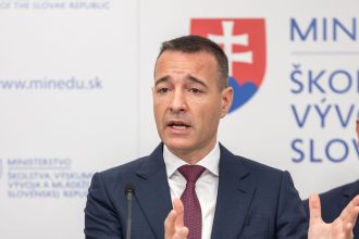 Druckerovi prischol aj druhy urad Mal zaskakovat par tyzdnov no pol roka neskor stale sedi na dvoch stolicach