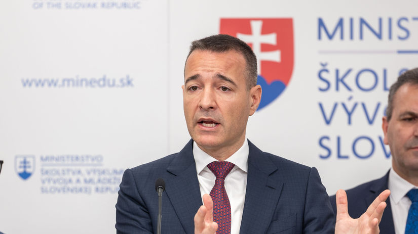 Druckerovi prischol aj druhy urad Mal zaskakovat par tyzdnov no pol roka neskor stale sedi na dvoch stolicach