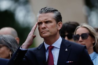 Invazia migrantov Hegseth svojim prejavom v Normandii rozhneval historikov Stupidita je to komiksova nicka