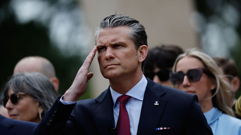 Invazia migrantov Hegseth svojim prejavom v Normandii rozhneval historikov Stupidita je to komiksova nicka
