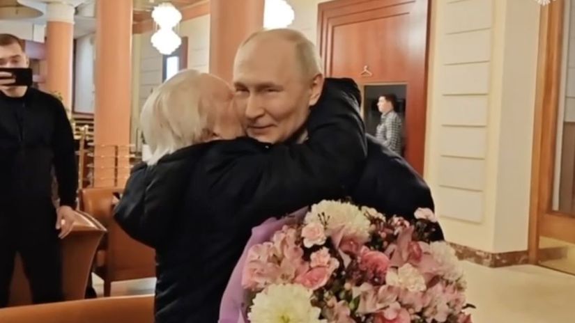 Putin a jeho komparzisti Ako Kremel klame o jeho stretnutiach s obcanmi