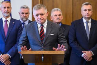 Slovensku ekonomiku udrziavaju nad vodou penazenky ludi no priemysel vyslal varovny signal