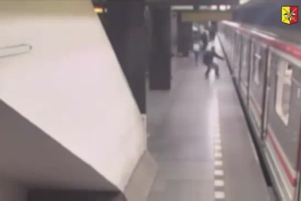 VIDEO Dram v Cesku Desive zabery zo zachrannej akcie zeny ktora spadla na koljisko