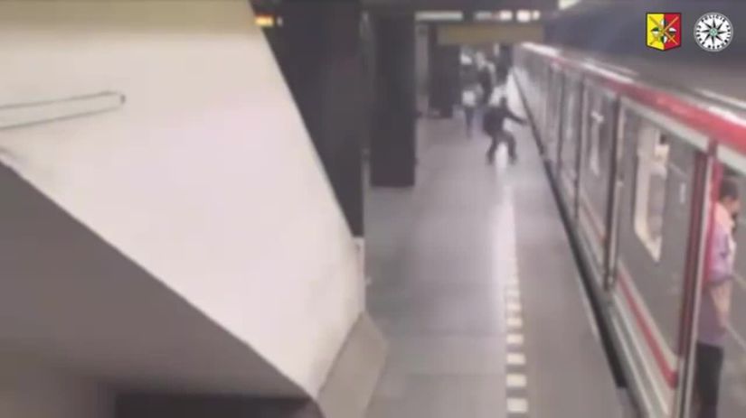 VIDEO Dram v Cesku Desive zabery zo zachrannej akcie zeny ktora spadla na koljisko