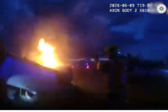 VIDEO Dramaticke zabery z kotrych mrazi policajti zachranili muza z prevrateneho horiaceho auta
