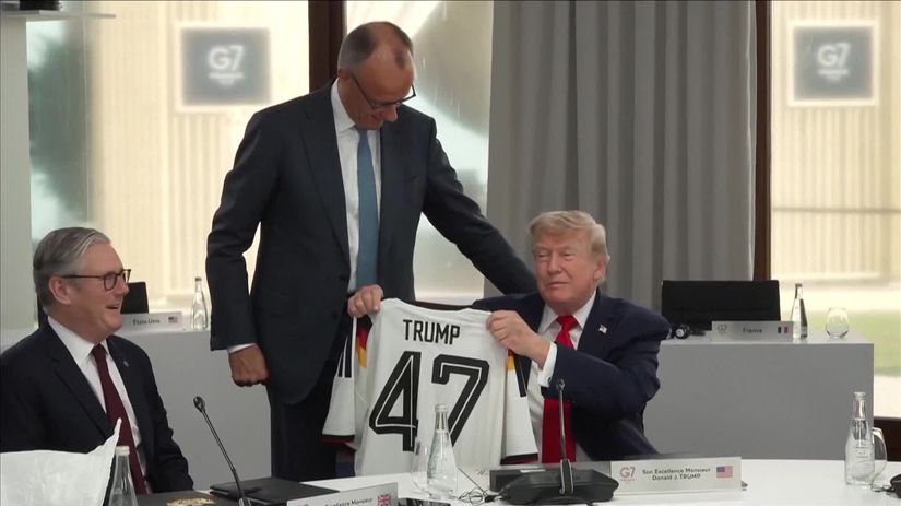 VIDEO Posila pre narodny tim Merz priniesol Trumpovi nemecky futbalovy dres s jeho menom