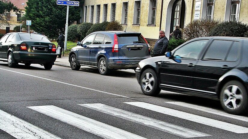 Velka zmena na priechodoch Brzdit budeme uz pri bliziacom sa chodcovi