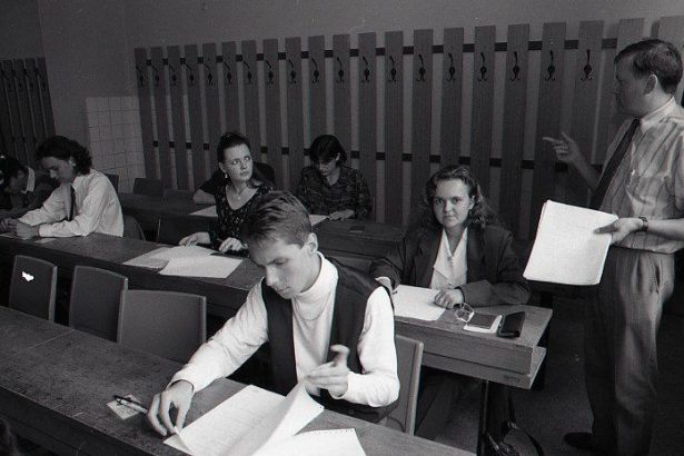 Za kluce od auta na medicinu Aka bola korupcia na vysokych skolach pocas socializmu a preco dnes prijimaju studentov bez prijimacich skuzok