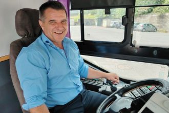 spievajuci autobusar milan sa stal hviezdou regionu ked ho deti uvidia skacu od radosti