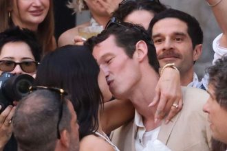 svadobny osial na sicilii dua lipa a turner roztancovali palermo zenich sa dotykal vsetkeho prisla donatella versace aj charli xcx