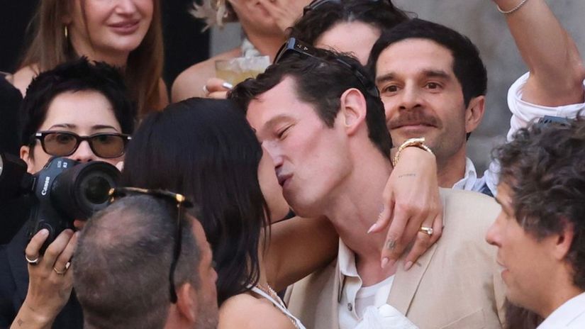 svadobny osial na sicilii dua lipa a turner roztancovali palermo zenich sa dotykal vsetkeho prisla donatella versace aj charli