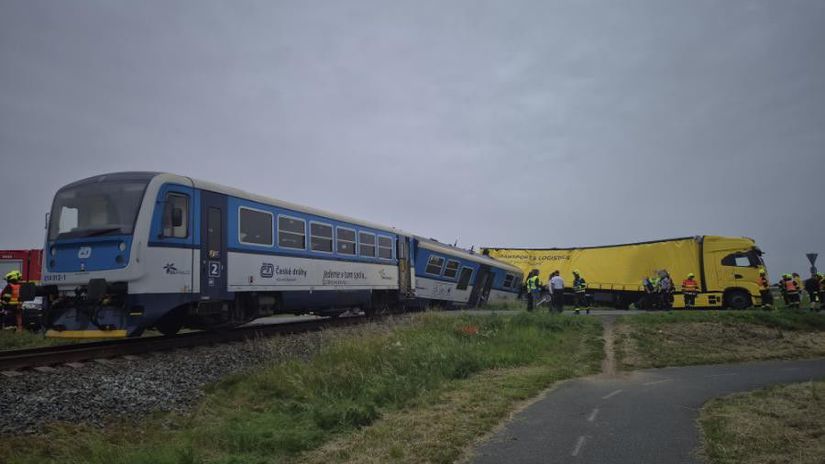 v cesku sa zrazil vlak s kamionom osem ludi sa zranilo na trati je obmedzena doprava kvoli vykolajenej suprave