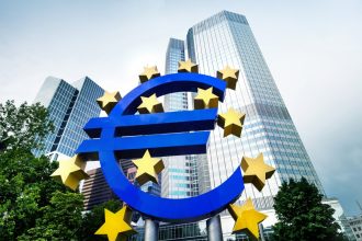 Banky sprisnili uverove podmienky Pozicku dostane menej ludi ECB varuje pred dalsim sprisnenim Ekonomika Spravy
