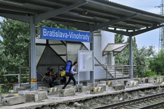 Cestujuci uviazli vo vlaku pri bratislavskych vinohradoch bez klimatizacie cakali na vystupenie hodinu a pol domace spravy
