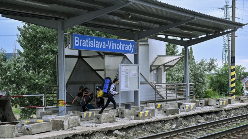 Cestujuci uviazli vo vlaku pri bratislavskych vinohradoch bez klimatizacie cakali na vystupenie hodinu a pol domace spravy