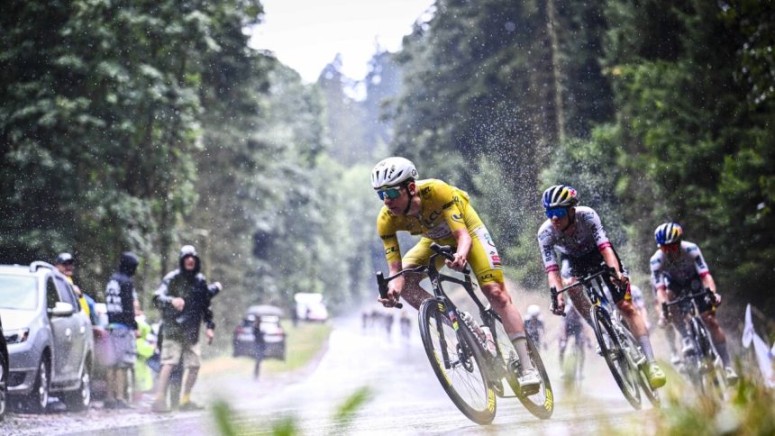 Neskutocny Pogacar premenil aj 14 etapu na predstavenie jedneho muza Jeho naskok je obrovsky Cyklistika Sportweb