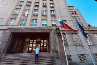Stat pod vlastnou minimalnou mzdou Od januara bude az 72 platovych tarif nizsich ako 972 eur tvrdia policajne odbory Domace Spravy
