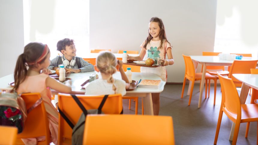 jednoduchy sposob ako motivovat tinedzerov k pestresjej strave skola moze pomoct viac nez domaci obed skola ahojmama