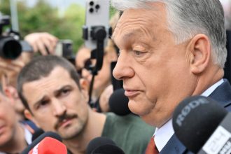 razia v datovom centre fideszu vysetrovatelia zabezpecuju databazy byvalej vladnej strany svet spravy