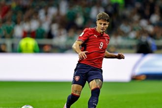 Dievcatko schladilo ceskeho reprezentanta Chcel sa jej podpisat na dres odmietla Zahranicne ligy Futbal Sportweb