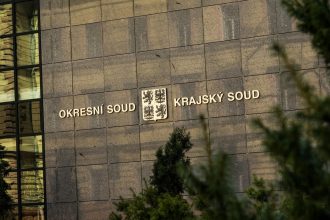 Dievcatko z Ceska vydavalo zvuky balo sa vody a muselo zobrat Otec vlc ieho dietata spoznal svoj trest