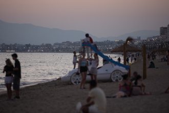 Male telo dva zuby a krvave rany Na plaze oblubeneho ostrova sa vratil nezvycajny fenomem
