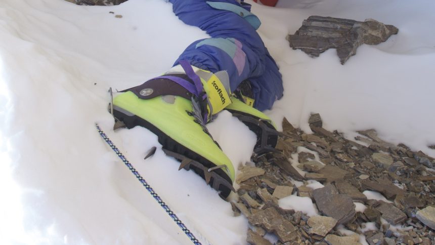 Najznamejsie telo Everestu tam lezi uz 30 rokov Rizikova expedicie ho ma dostat zo zony smrti a konecne zistit komu patri