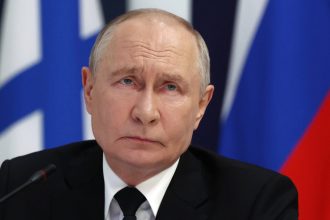 Putin vojnu nevidi no pocuje o nej z kremla k nemu prudi falosna realita ktora posilnuje jeho neustupnost