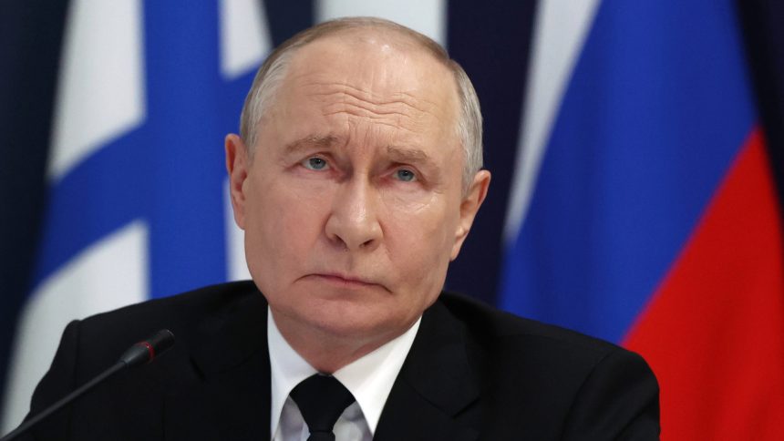 Putin vojnu nevidi no pocuje o nej z kremla k nemu prudi falosna realita ktora posilnuje jeho neustupnost