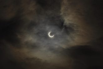 Sumrak sa zmenil na tmu Vtaky stihli prudko sa ochladilo Tak vyzeral den ked Slnko naposledy uplne zmizlo