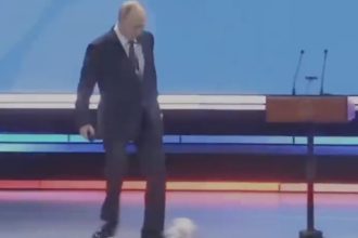 VIDEO Stacilo malo a z rekvizity sa stal muzejny klenot Obycajna lopta ide do muzea len preto ze sa jej dotkol Putin