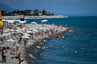 Vojna zasiahla aj obben Putinovo letovisko Strach Rusov vyerpva turisti sa slnia napriek poletujcim dronom