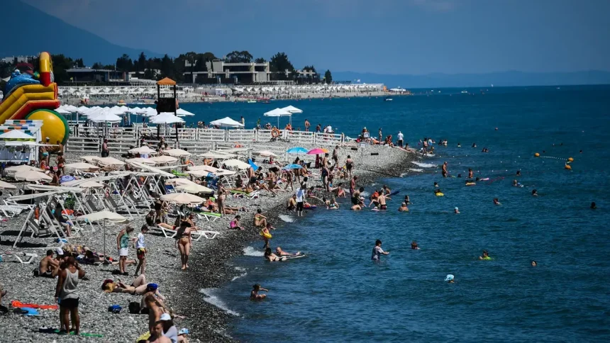 Vojna zasiahla aj obben Putinovo letovisko Strach Rusov vyerpva turisti sa slnia napriek poletujcim dronom