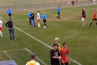 brutalita na travniku kopanec do zatyku a pat uderov do hlavy fanusikovia ziadaju dozivotny zakaz ostatne futbal sportweb