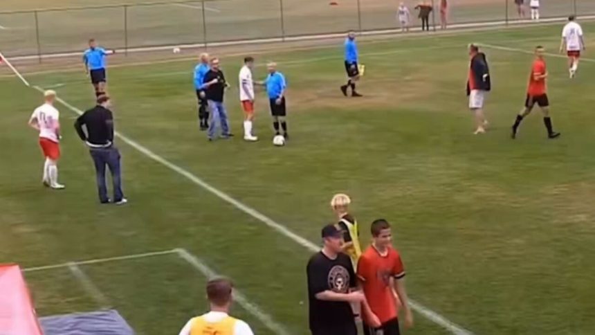 brutalita na travniku kopanec do zatyku a pat uderov do hlavy fanusikovia ziadaju dozivotny zakaz ostatne futbal sportweb
