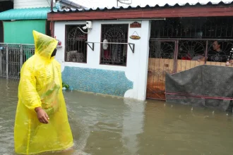 Bangkok zaplavila voda, v uliciach po pás, v celom meste platí mimoriadny stav